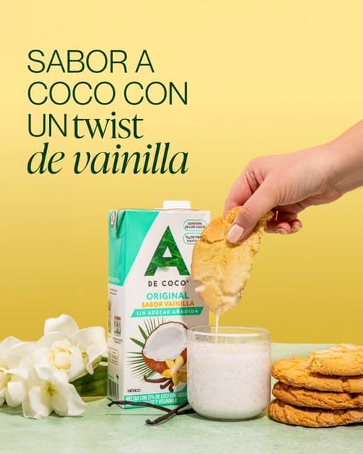 Néctar A de Coco sabor vainilla, galletas y un vaso de bebida sobre un fondo amarillo