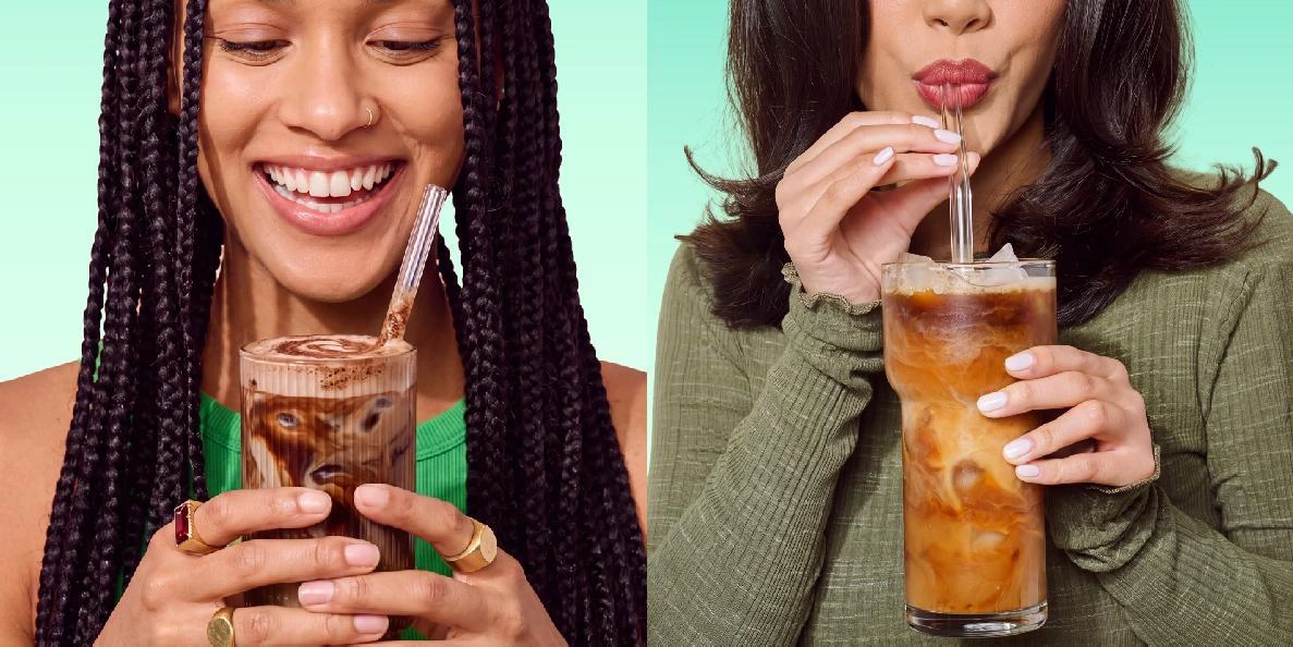 Una mujer sonríe mientras disfruta una bebida de café con coco en la campaña A de Coco