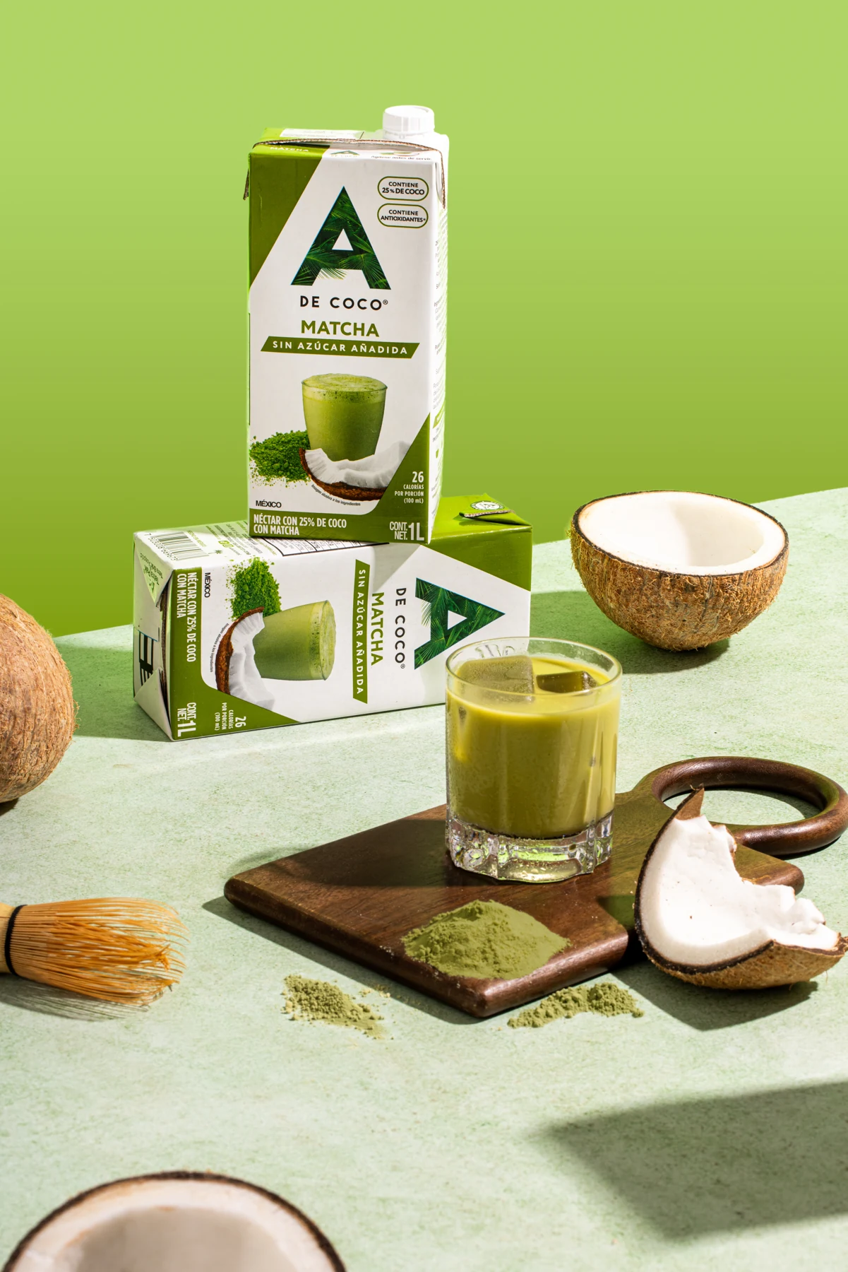 Néctares A de Coco con matcha, una bebida de matcha y cocos sobre una mesa verde