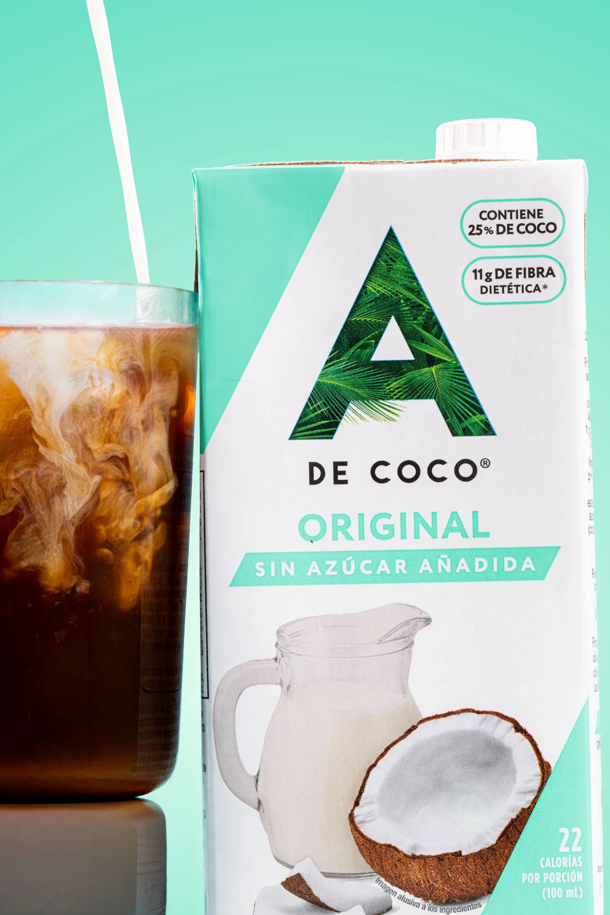 Néctar Original A de Coco junto a un café con hielo sobre un fondo verde menta